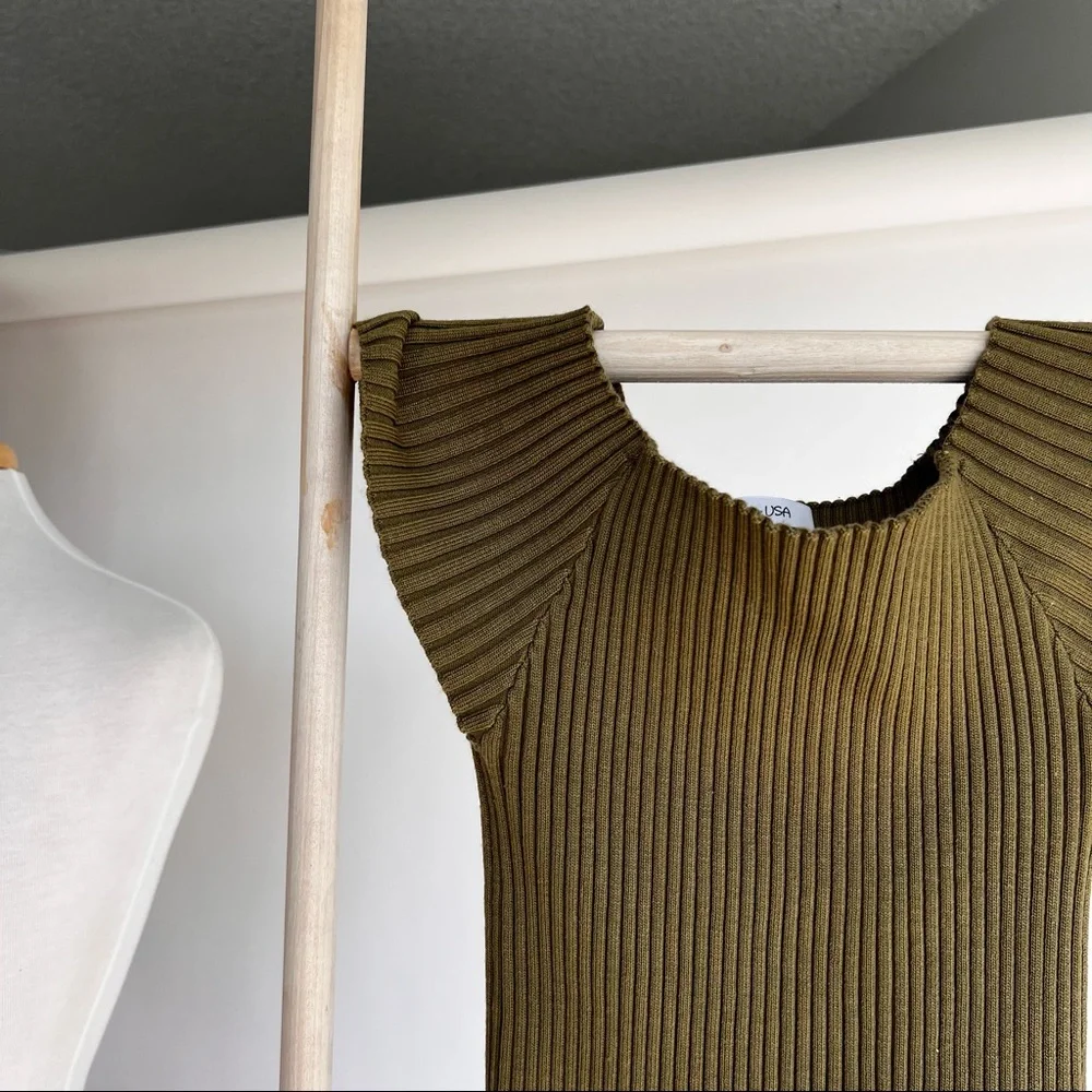 SOLD ❌ OLIVE GREEN RIBBED OFF THE SHOULDER CROP TOP - Picture 2 of 5